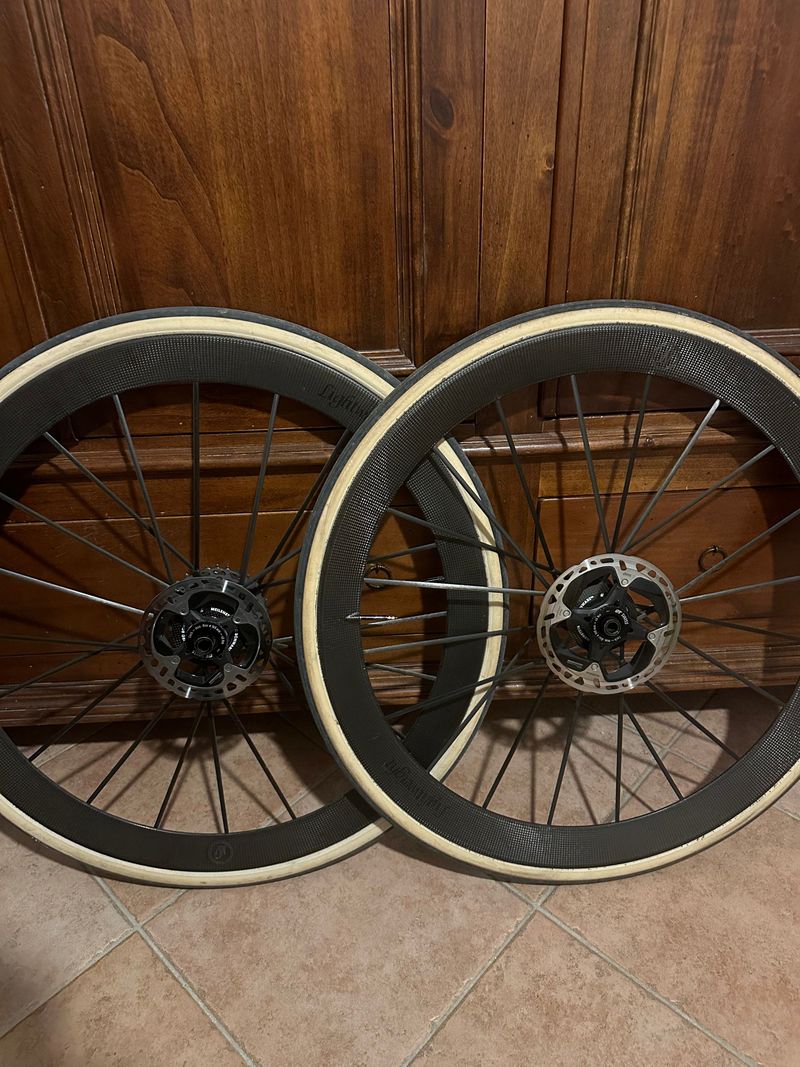 Used Lightweight Carbon Wheels bike — image 1 of 6