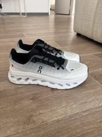 Tweedehands On Running Shoes bike