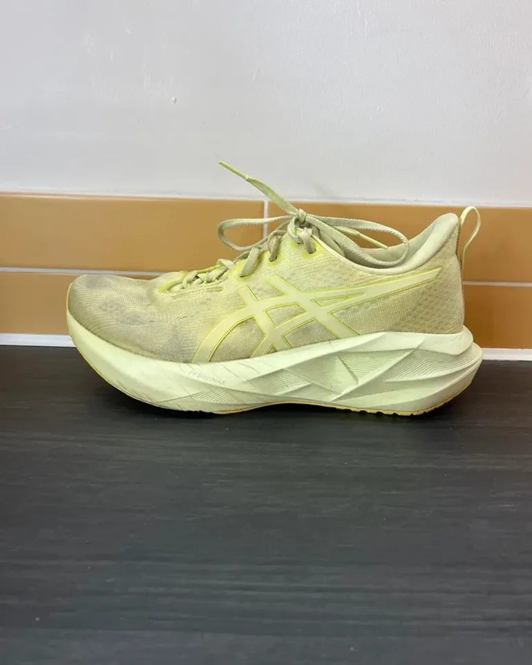 Tweedehands Asics Novablast 5 bike — afbeelding 9 van 13