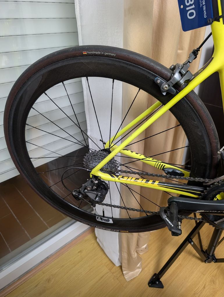 Used Campagnolo 45mm Tubular Carbon Wheels bike — image 4 of 4