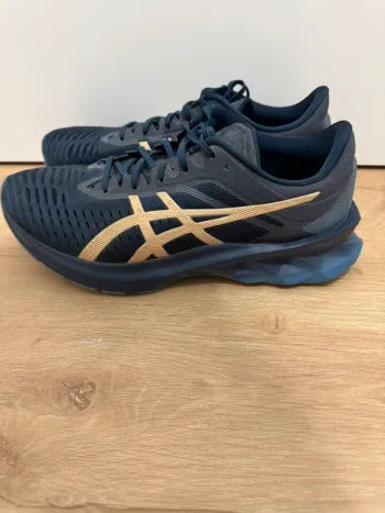 Tweedehands Asics Novablast bike — afbeelding 3 van 8