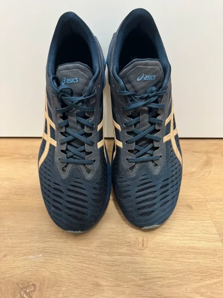 Tweedehands Asics Novablast bike — afbeelding 2 van 8