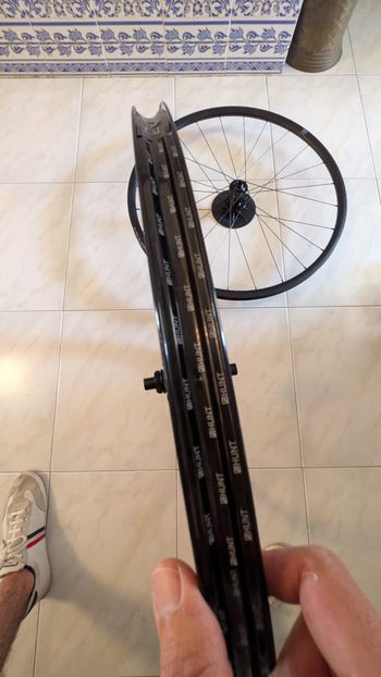 Used Hunt Wheels 4 Season All-Road Disc 700C Wheelset XDR Centerlock 12x100/12x142 bike — image 6 of 7