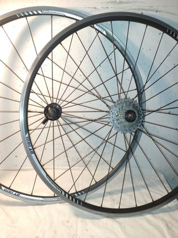 Used Dt Swiss Axis 1.0 Wheelset + Shimano 105 Cassette bike
