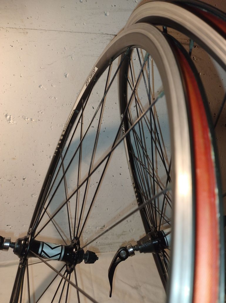 Used Dt Swiss Axis 1.0 Wheelset + Shimano 105 Cassette bike — image 4 of 5