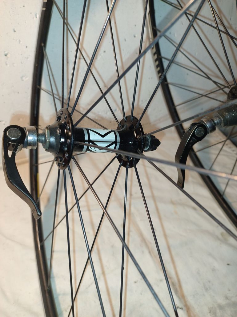 Used Dt Swiss Axis 1.0 Wheelset + Shimano 105 Cassette bike — image 5 of 5