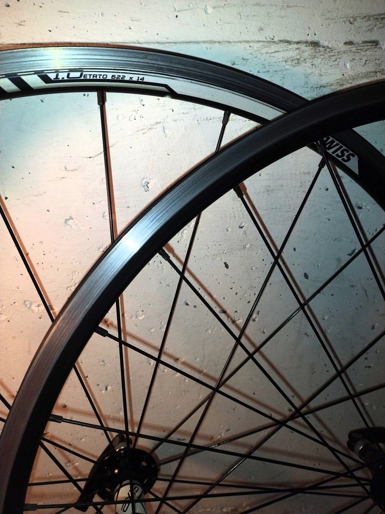 Used Dt Swiss Axis 1.0 Wheelset + Shimano 105 Cassette bike — image 3 of 5