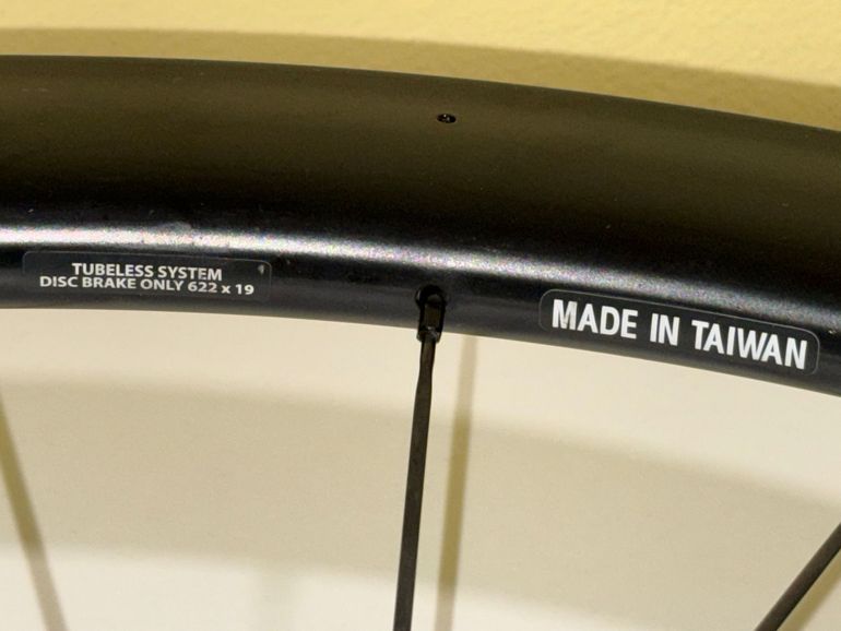 Used Giant SLR 1 42 Carbon Disc Rear Wheel Hooked 19mm Internal bike — image 8 of 8