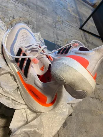 Adidas Ultraboost Light bike usato — immagine 7 di 9