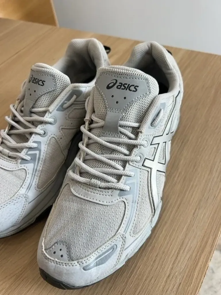 Used Asics Running Shoes bike — image 2 of 5