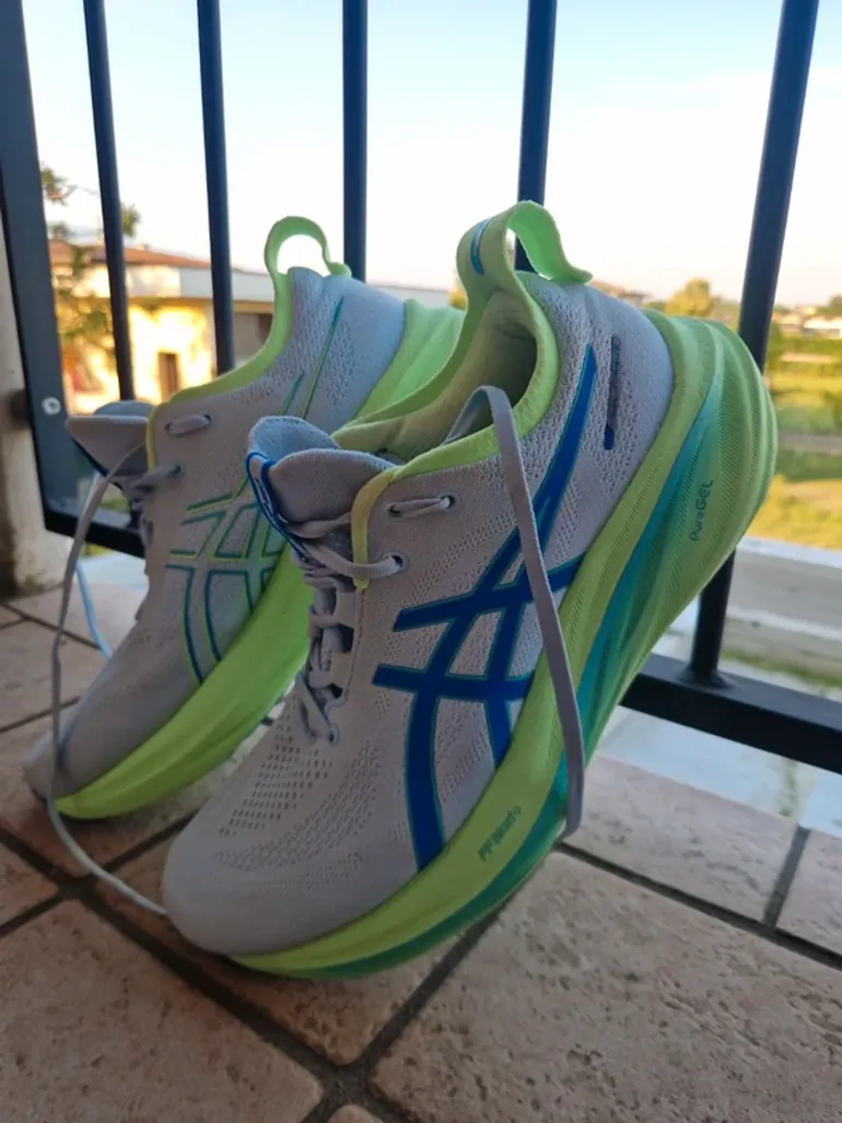 Used Asics Gel Nimbus 26 Lite Show bike — image 1 of 4