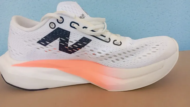 New Balance FuelCell SuperComp Pacer V2 bike usato — immagine 2 di 9