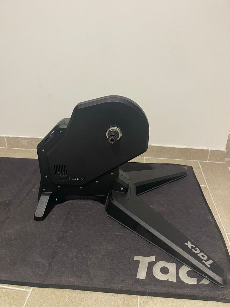 Tweedehands Tacx Flux S Smart Trainer bike — afbeelding 2 van 3
