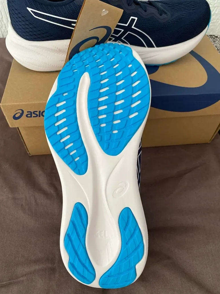 Used Asics Running Shoes bike — image 4 of 5