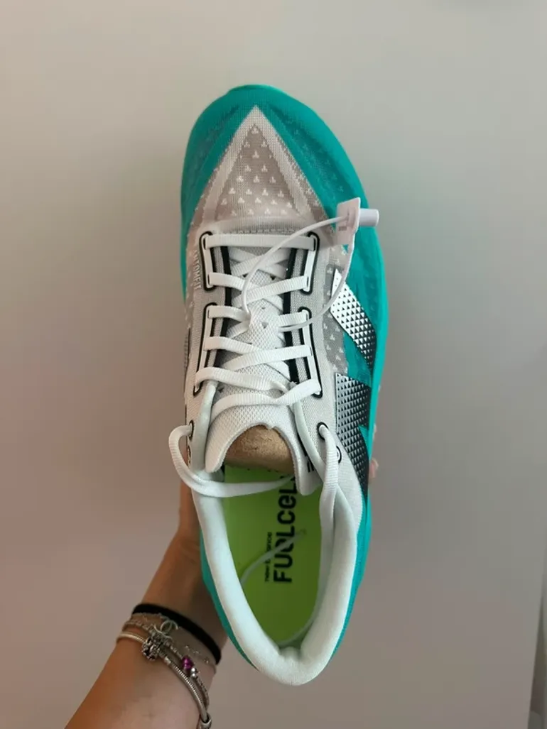 Tweedehands New Balance FuelCell Rebel V4 bike — afbeelding 2 van 11