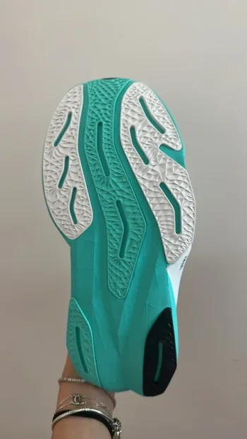 Tweedehands New Balance FuelCell Rebel V4 bike — afbeelding 10 van 11