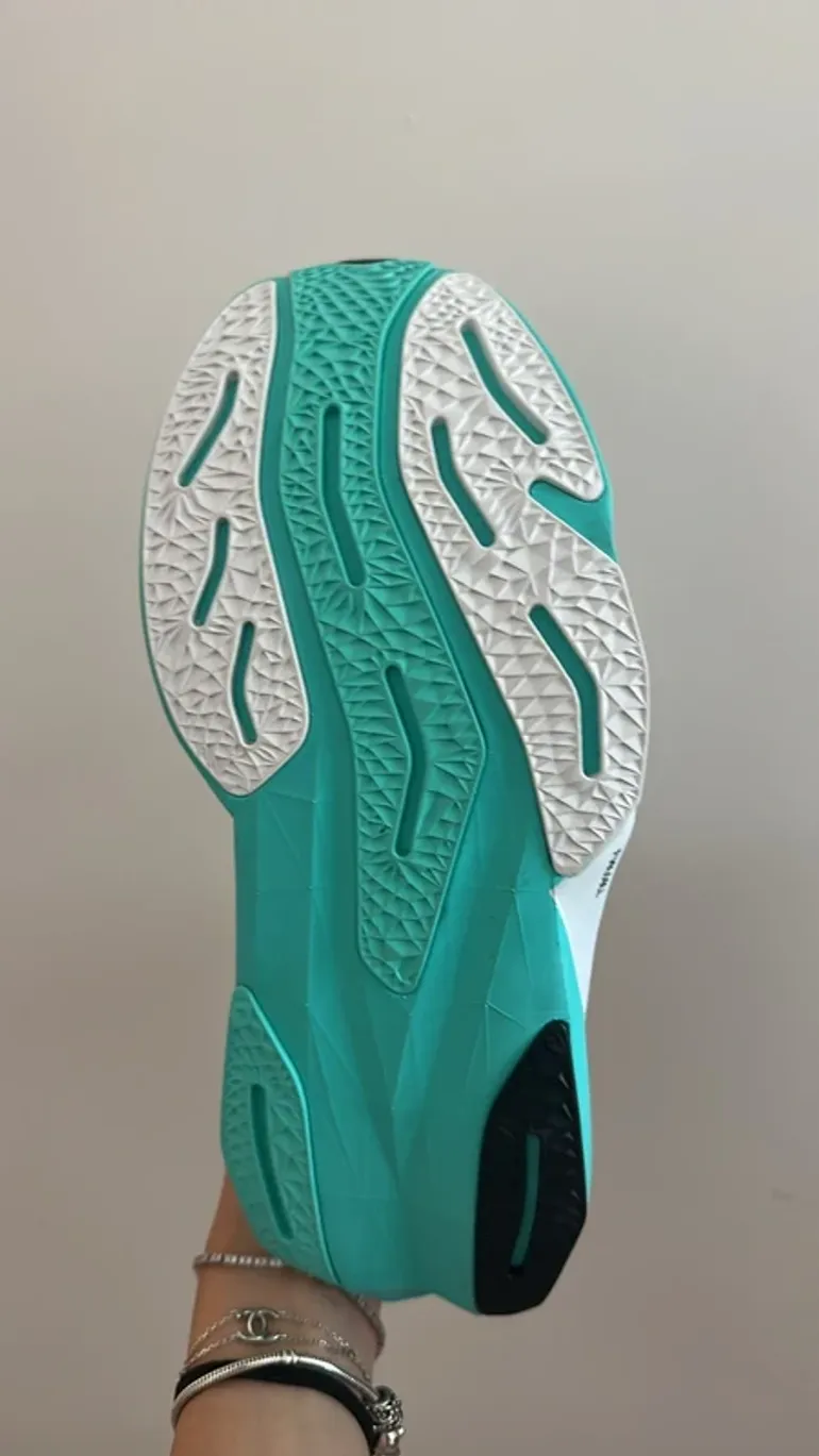 Tweedehands New Balance FuelCell Rebel V4 bike — afbeelding 10 van 11