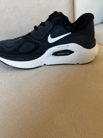 Tweedehands Nike Structure Plus ZoomX bike