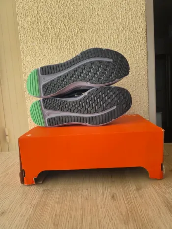 Used Nike Running Shoes Size 44 bike — image 5 of 5