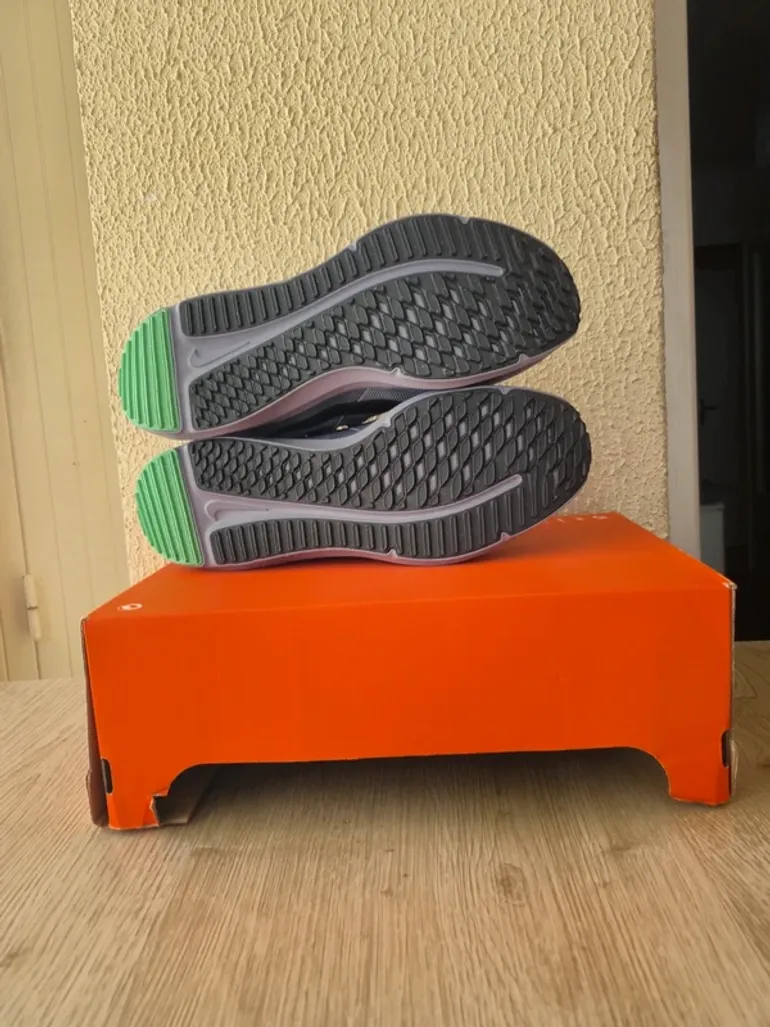 Used Nike Running Shoes Size 44 bike — image 5 of 5