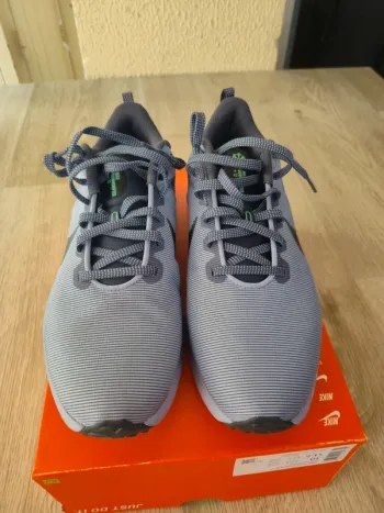 Used Nike Running Shoes Size 44 bike — image 3 of 5