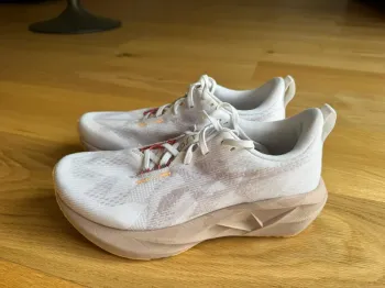 Used White Novablast 5 bike