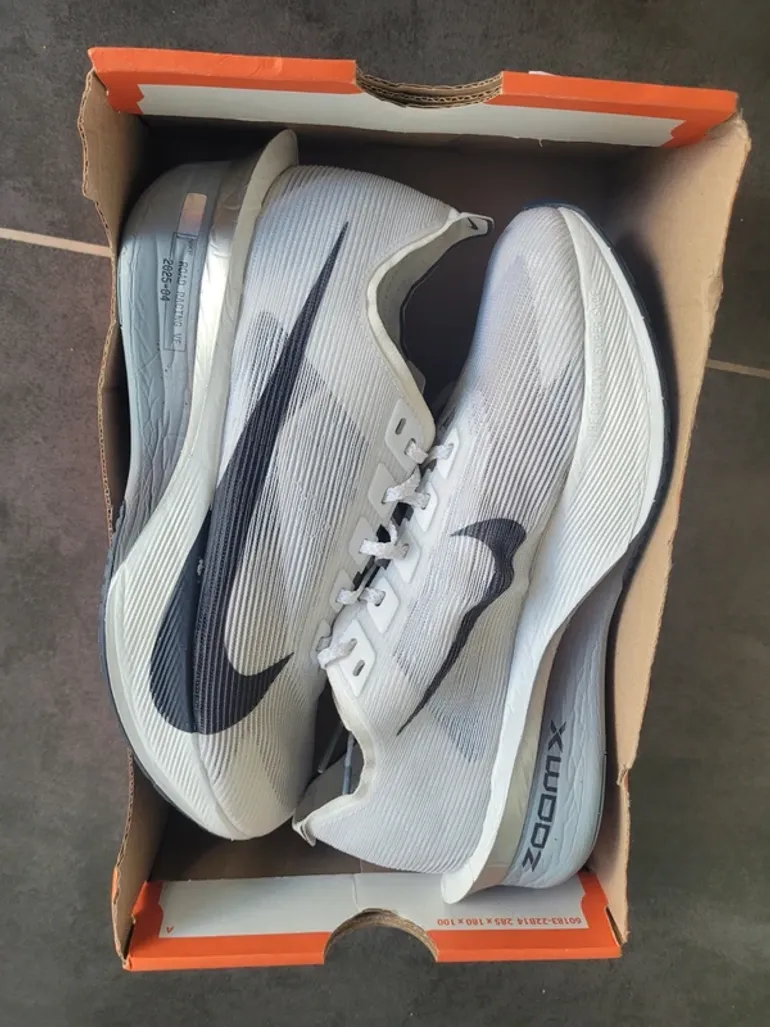 Used Hyper ZoomX Vaporfly Next% 4 bike — image 5 of 6