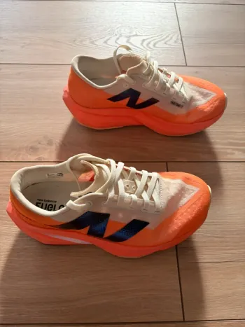 Gebrauchtes New Balance FuelCell Rebel v4 bike — Bild 3 von 9