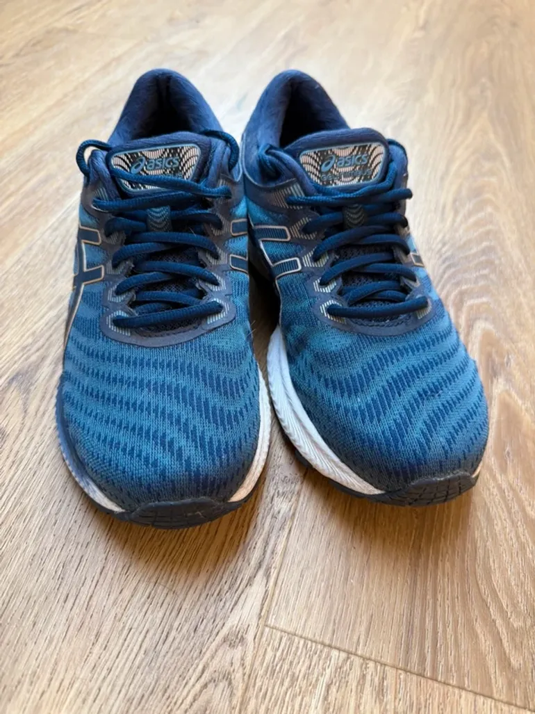 Used Asics Gel Nimbus 22 bike — image 2 of 4