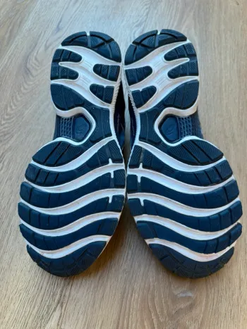 Used Asics Gel Nimbus 22 bike — image 3 of 4