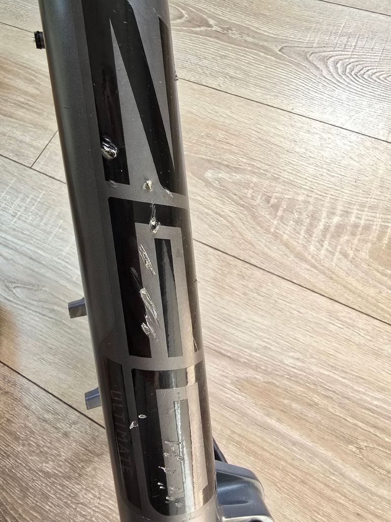 Używany RockShox ZEB Ultimate 3.0 – SKF Seals – Recently Serviced – Fender Included 2023 bike — zdjęcie 7 z 9