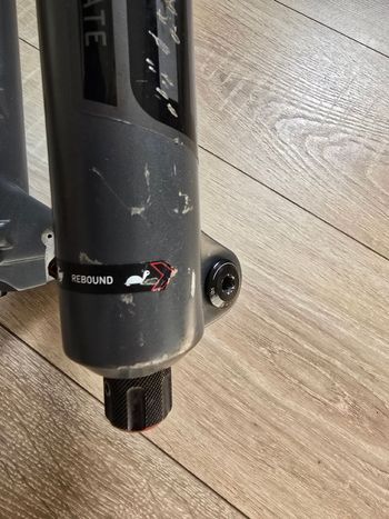 Używany RockShox ZEB Ultimate 3.0 – SKF Seals – Recently Serviced – Fender Included 2023 bike — zdjęcie 6 z 9