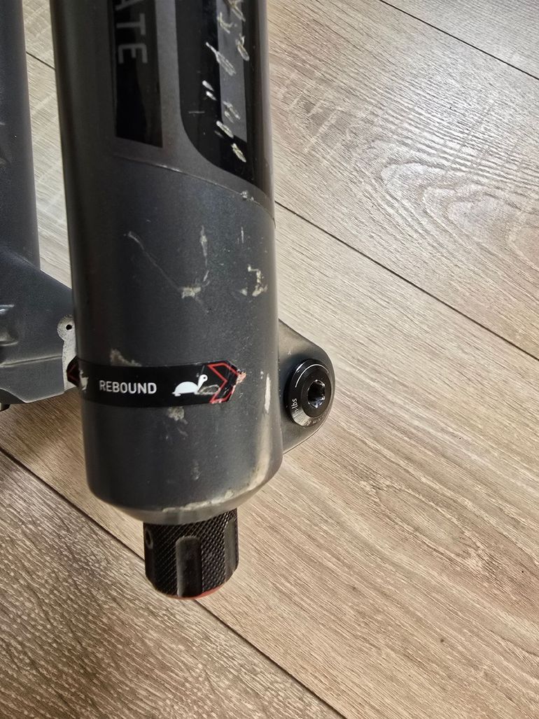 Używany RockShox ZEB Ultimate 3.0 – SKF Seals – Recently Serviced – Fender Included 2023 bike — zdjęcie 6 z 9