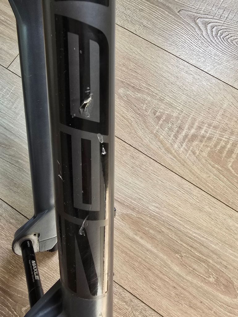 Używany RockShox ZEB Ultimate 3.0 – SKF Seals – Recently Serviced – Fender Included 2023 bike — zdjęcie 5 z 9