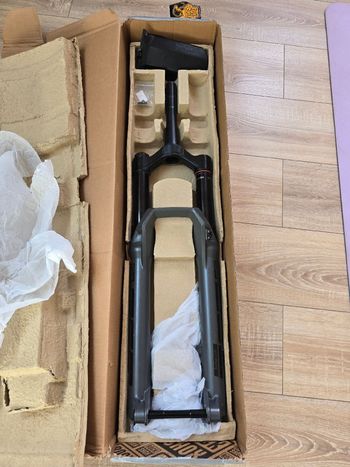 Używany RockShox ZEB Ultimate 3.0 – SKF Seals – Recently Serviced – Fender Included 2023 bike