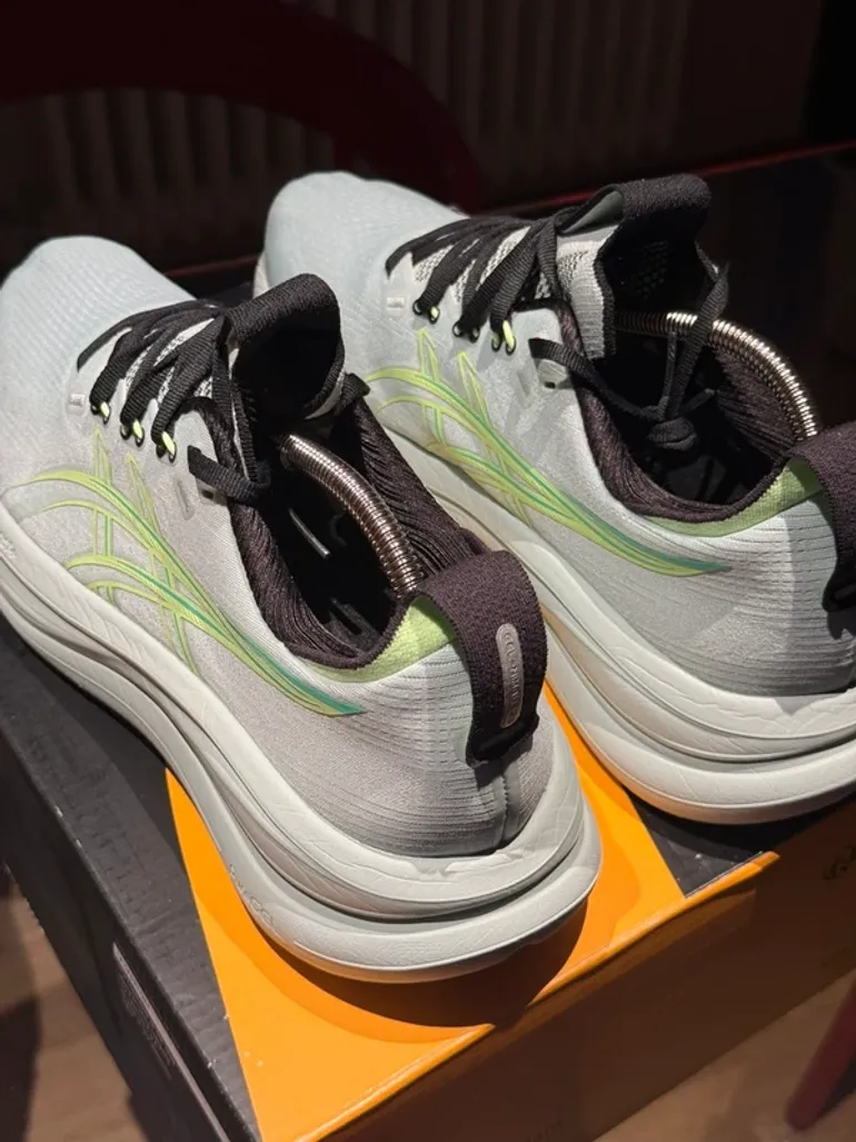 Used Asics Gel Nimbus 28 bike — image 3 of 7