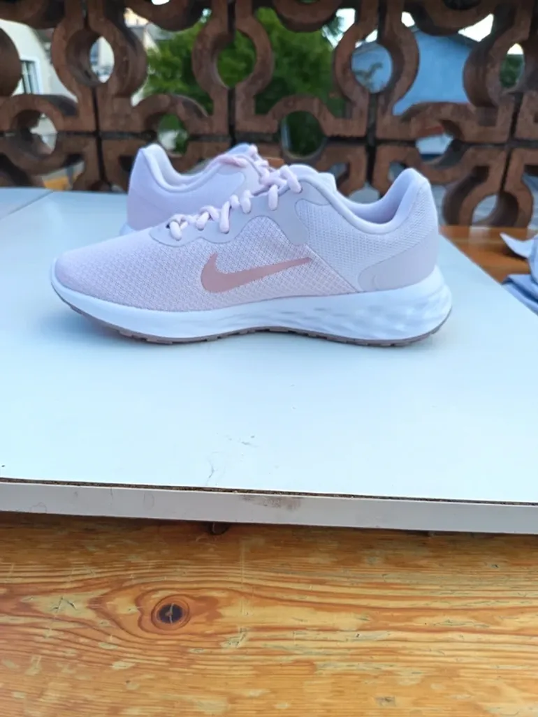 Used Nike Running Shoes bike — image 6 of 8