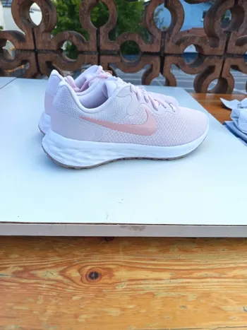 Used Nike Running Shoes bike — image 4 of 8