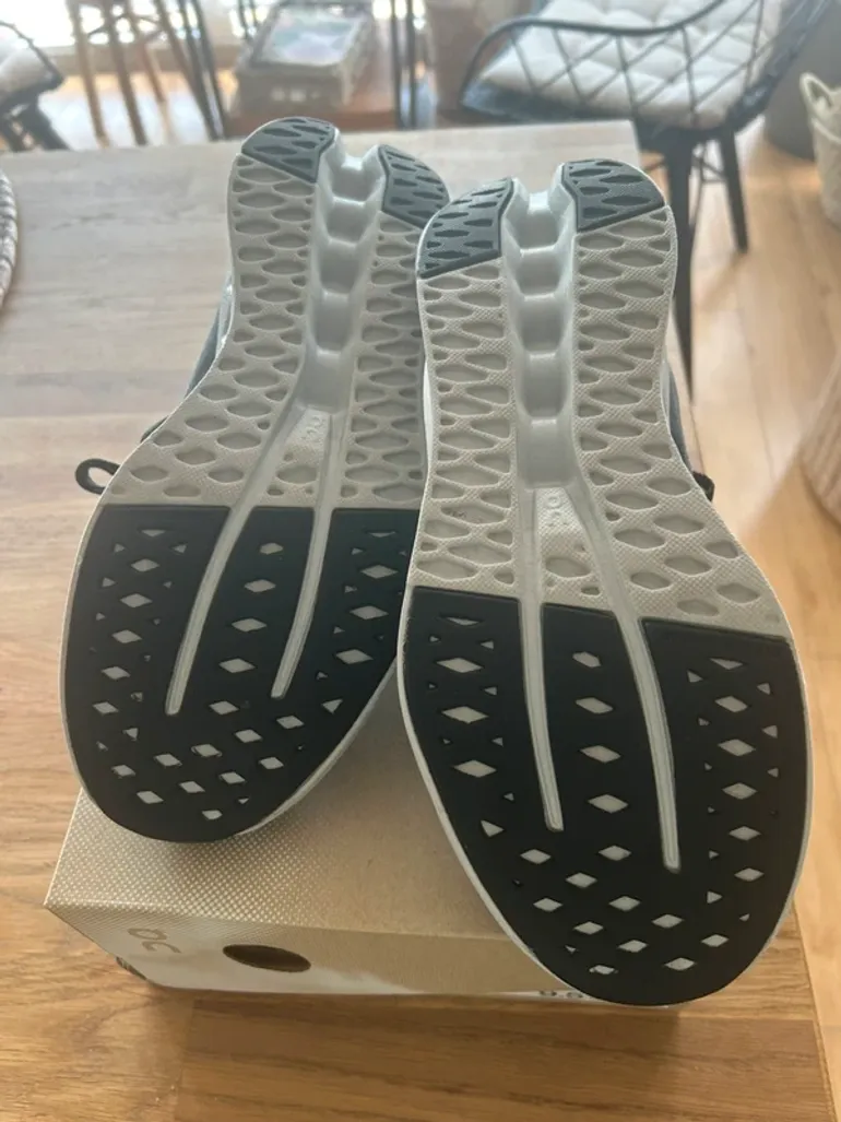 On Running Cloudsurfer bike d'occasion — image 4 sur 5