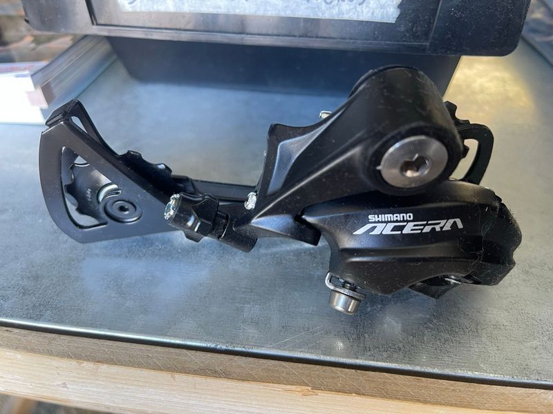 Gebrauchtes Shimano Acera RD-T3000 9-speed Drivetrain & Pedals