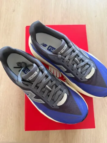 New Balance FuelCell Rebel v4 bike usato — immagine 3 di 3