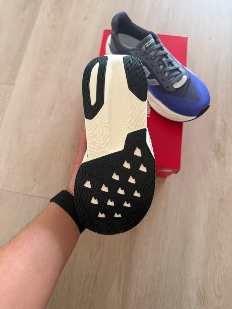 New Balance FuelCell Rebel v4 bike usato — immagine 2 di 3