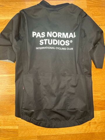 Brugt Pas Normal Studios Mechanism Pro Rain Jersey bike — billede 9 af 10