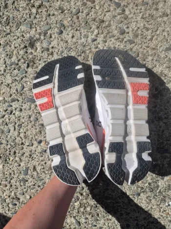 On Running On Cloud Running Shoes bike usato — immagine 4 di 6