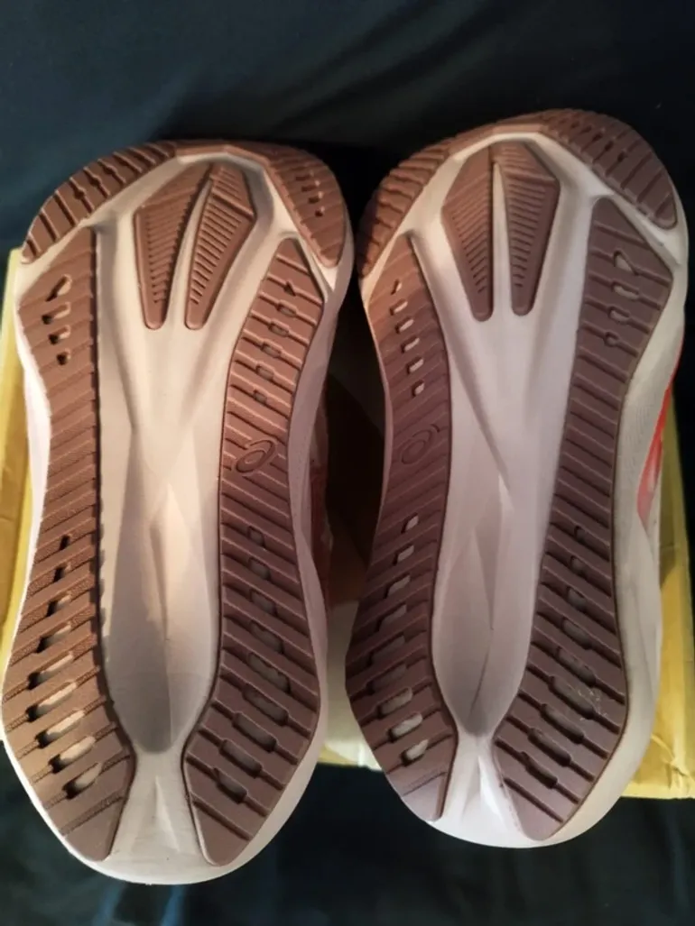 Used Asics Novablast bike — image 5 of 9