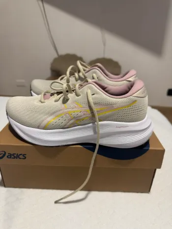 Używany Asics Shoes bike