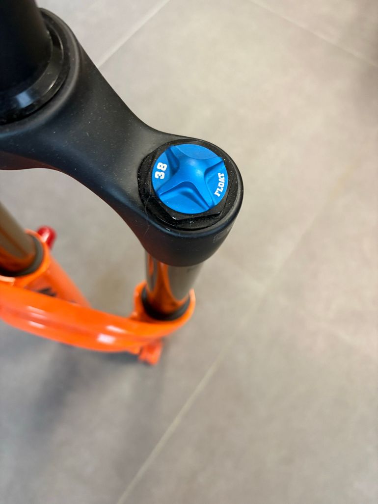 Brugt Fox Racing 38 Factory Fork 2025 bike — billede 3 af 9