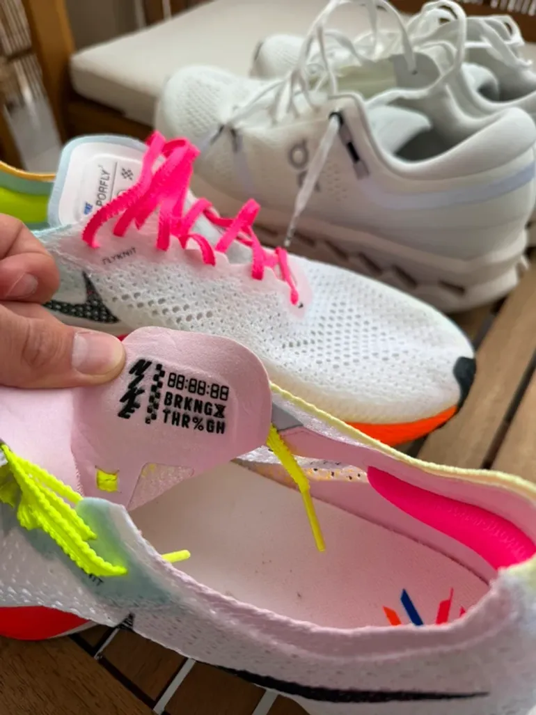 Nike ZoomX Vaporfly 3 bike usato — immagine 5 di 9
