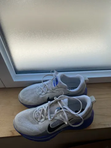 Nike Vomero 18 Running Shoes usato