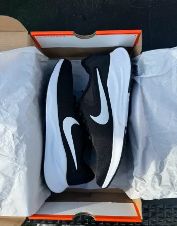 Used Adidas Nike Sneakers bike — image 3 of 5
